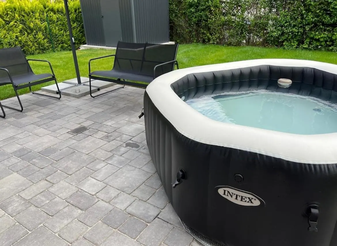 Villa Haushälfte mit Garten, Kamin, Grill&Whirlpool nähe BER Berlin