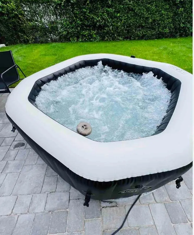 Villa Haushälfte mit Garten, Kamin, Grill&Whirlpool nähe BER Berlin Deutschland