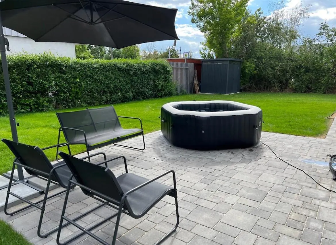 Villa Haushälfte mit Garten, Kamin, Grill&Whirlpool nähe BER Berlin Ferienhaus