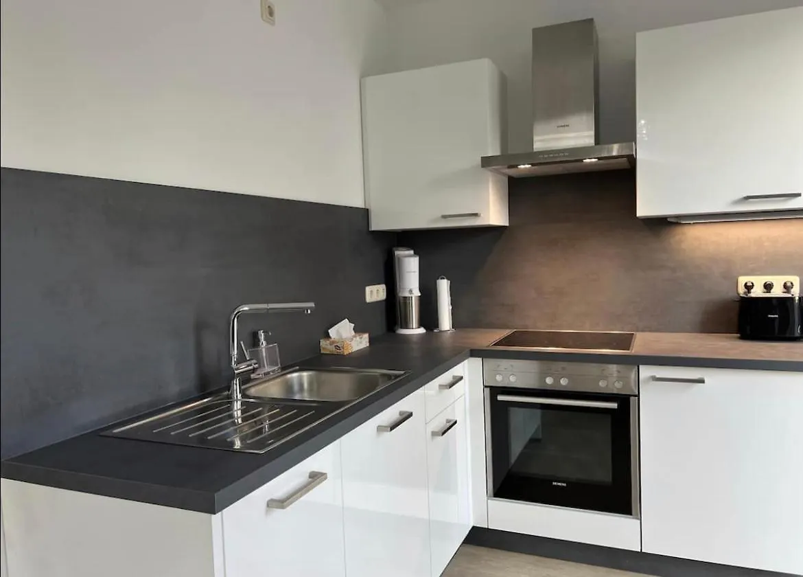 Villa Haushälfte mit Garten, Kamin, Grill&Whirlpool nähe BER Berlin