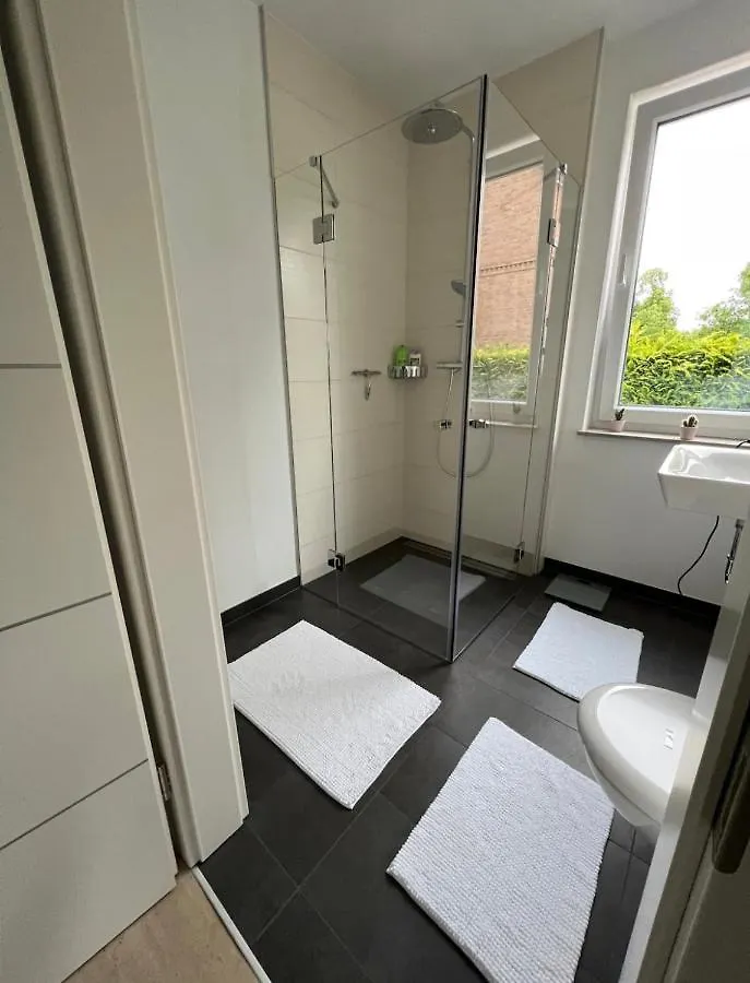 Villa Haushälfte mit Garten, Kamin, Grill&Whirlpool nähe BER Berlin 0*,