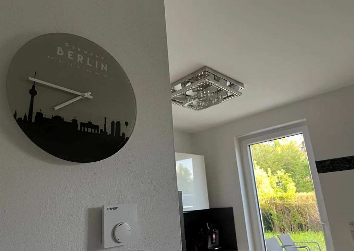 Ferienhaus Villa Haushälfte mit Garten, Kamin, Grill&Whirlpool nähe BER Berlin Deutschland