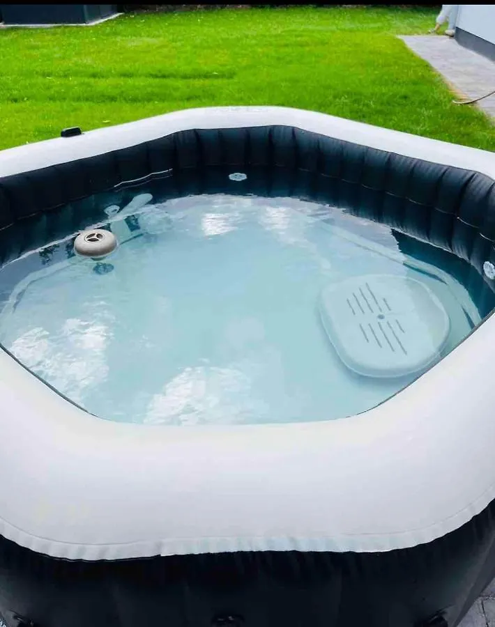 Villa Haushälfte mit Garten, Kamin, Grill&Whirlpool nähe BER Berlin Ferienhaus