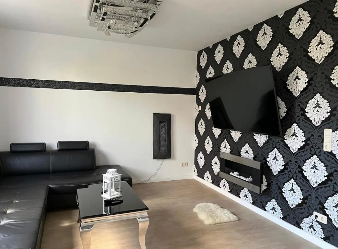 Ferienhaus Villa Haushälfte mit Garten, Kamin, Grill&Whirlpool nähe BER Berlin