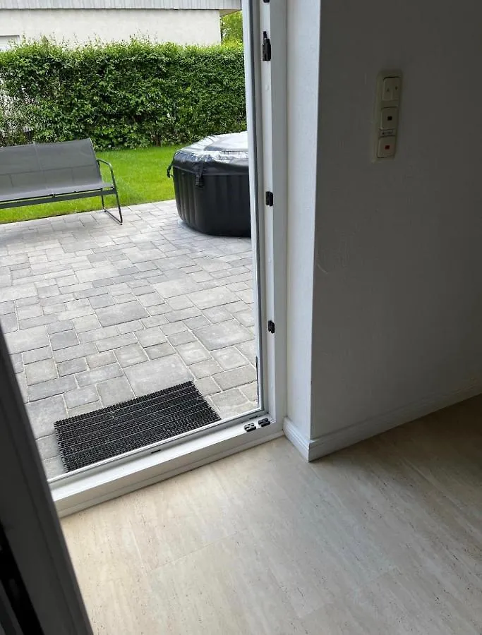 Villa Haushälfte mit Garten, Kamin, Grill&Whirlpool nähe BER Berlin