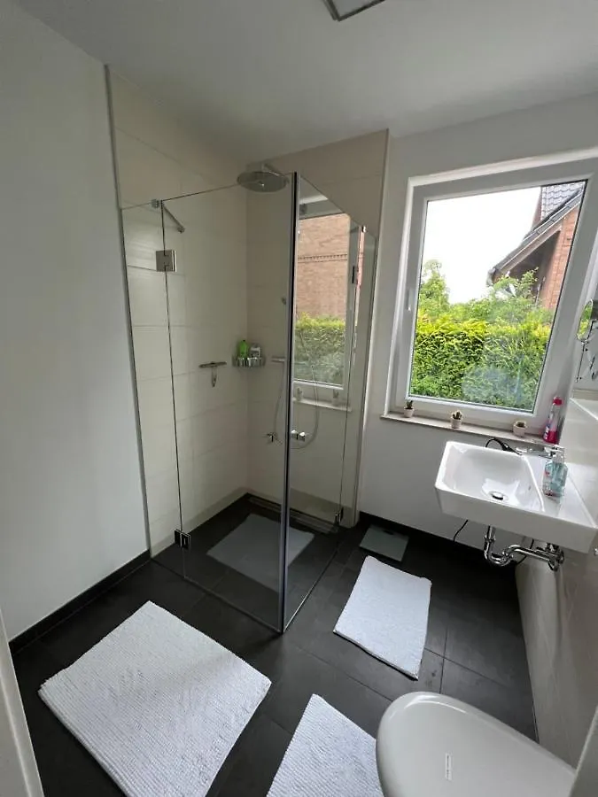 Ferienhaus Villa Haushälfte mit Garten, Kamin, Grill&Whirlpool nähe BER Berlin
